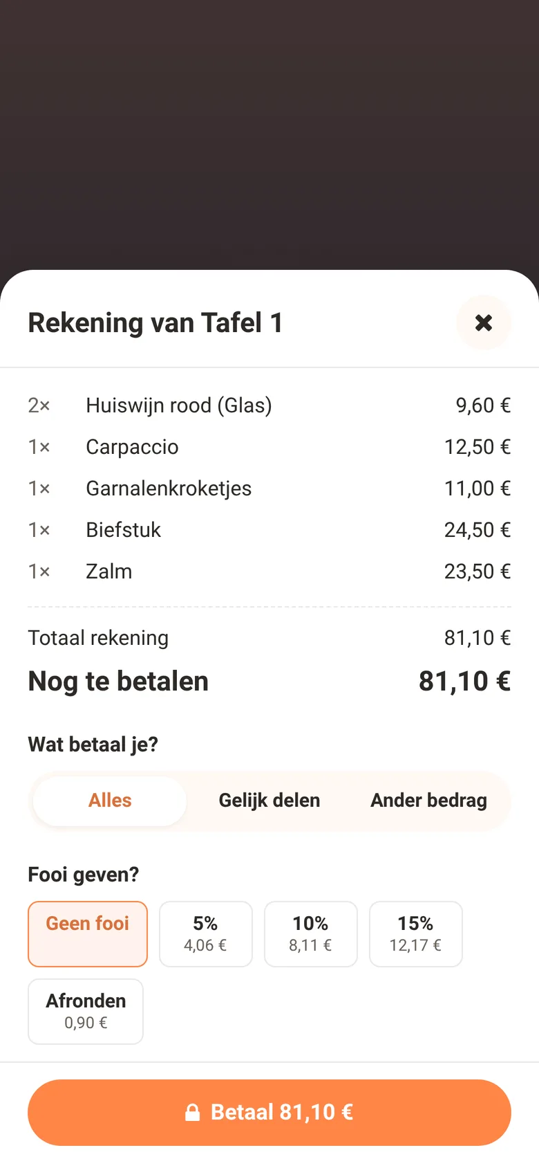 De rekening op de telefoon van de gast met Alles, Gelijk delen, Ander bedrag en de fooiknoppen